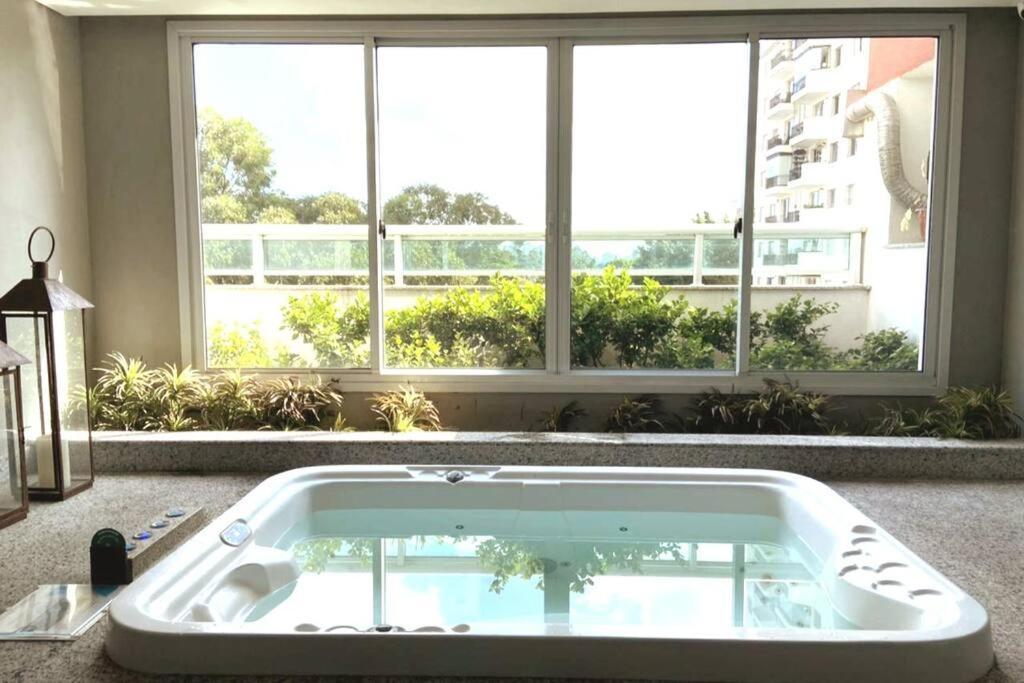Private Airport View Kitchen Heat Open Pool *